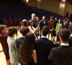 Los Reyes y Sus Altezas Reales la Princesa de Asturias y la Infanta Doña Sofía con los estudiantes