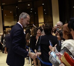 Tras finalizar el concierto el Rey recibe el cariño del público asistente