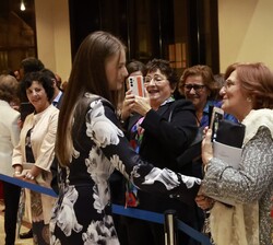 Doña Leonor recibe el cariño del público asistente al concierto