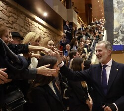 Don Felipe con el público asistente al concierto