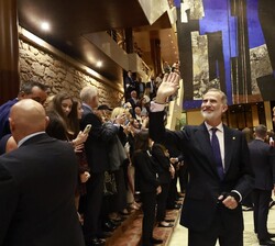 El Rey saluda al público