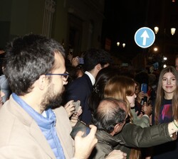 Doña Sofía y Don Felipe con los vecinos de Oviedo