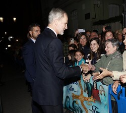 El Rey con los vecinos