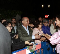 La Reina recibe el cariño de los vecinos de Oviedo