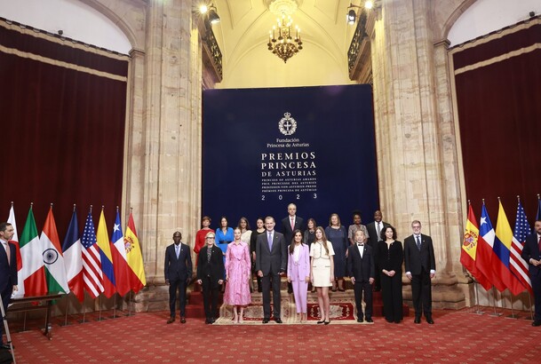 Sus Majestades los Reyes y Sus Altezas Reales la Princesa de Asturias y la Infanta Doña Sofía juntos a los galardonados "Premios Princesa de Astu