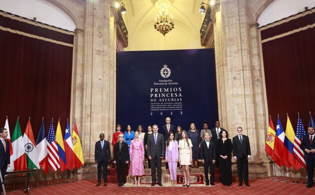 Sus Majestades los Reyes y Sus Altezas Reales la Princesa de Asturias y la Infanta Doña Sofía juntos a los galardonados "Premios Princesa de Asturias 