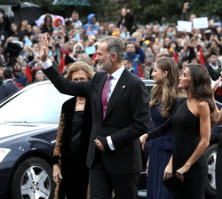 Sus Majestades los Reyes, Sus Altezas Reales la Princesa de Asturias y la Infanta Doña Sofía, y Su Majestad la Reina Doña Sofía, a su llegada al Teatr