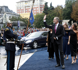 Sus Majestades los Reyes, Sus Altezas Reales la Princesa de Asturias y la Infanta Doña Sofía, y Su Majestad la Reina Doña Sofía, saludan a los ciudada