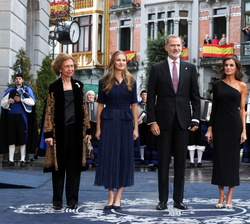 Sus Majestades los Reyes, Sus Altezas Reales la Princesa de Asturias y la Infanta Doña Sofía, y Su Majestad la Reina Doña Sofía, a su llegada al Teatr