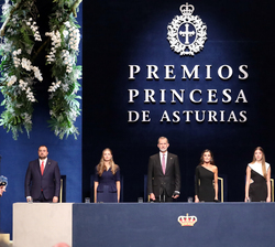 Don Felipe y Doña Letizia y sus hijas Doña Leonor y Doña Sofía durante la interpretación del Himno Nacional a cargo de la Real Banda de Gaitas “