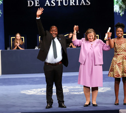 Premio Princesa de Asturias de la Concordia 2023, Elisabeth Alexandra zu Löwenstein, Amina Swedi y Panii Kajani, tras la entrega del galardón