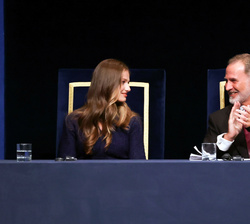 La Princesa de Asturias recibe el cariño y la aprobación de su padre el Rey tras su intervención