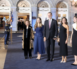 Sus Majestades los Reyes, Sus Altezas Reales la Princesa de Asturias y la Infanta Doña Sofía, y Su Majestad la Reina Doña Sofía a la salida del Teatro