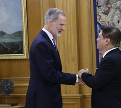 El Rey recibe el saludo del presidente del Senado de Filipinas, Juan Miguel F. Zubiri