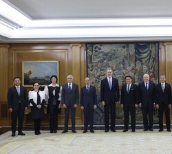 Su Majestad el Rey junto a la delegación del Senado de la República de Filipinas