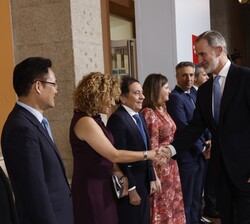 Don Felipe durante los saludos de bienvenida en la Real Casa de Correos de Madrid