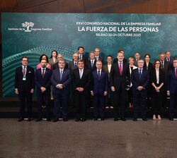 Su Majestadn el Rey junto a los asistentes al XXVI Congreso Nacional de la Empresa Familiar (IEF)