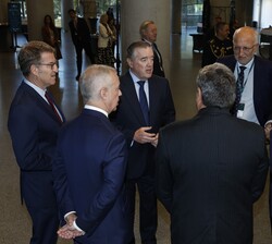 Don Felipe conversa con las autoridades momentos antes del inicio del Congreso