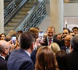 Don Felipe conversa con los asistentes