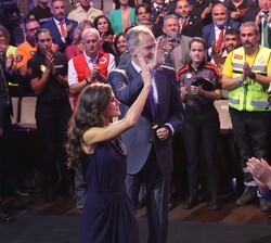 Don Felipe y Doña Letizia reciben el cariño del público asistente al acto