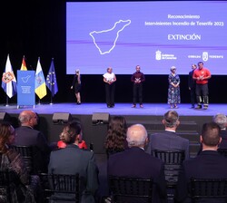 Don Felipe y Doña Letizia durante la entraga de reconocimientos