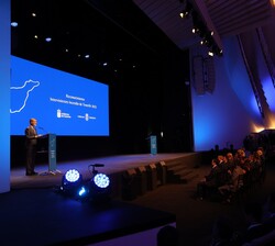 Vista lateral de la Sala Sinfónica en un momento de la intervención de Su Majestad el Rey 