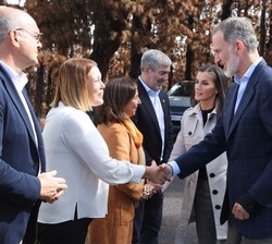 Los Reyes a su llegada al Mirador de Chipeque reciben el saludo de las autoridades