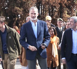 El Rey conversa con el presidente del Gobierno de Canarias, Fernando Clavijo, tras la llegada de Don Felipe y Doña Letizia al Mirador de Chipeque