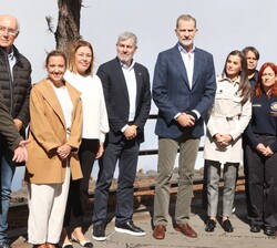 Don Felipe y Doña Letizia acompañados por las autoridades que les acompañaron durante la visita a las zonas afectadas por el incendio forestal