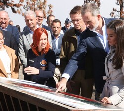 Los Reyes observan uno de los paneles informativos del alcance del incendio