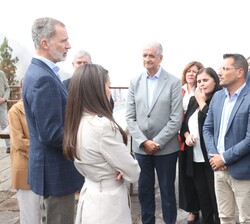 Sus Majestades los Reyes conversan con algunos de los alcaldes de los municipios afectados