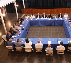 Vista de la mesa donde Sus Majestades los Reyes mantuvieron la reunión con los representantes de los sectores afectados por el incendio