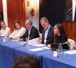 Un momento de la reunión mantenida por Sus Majestades los Reyes con representantes de los sectores afectados por el incendio