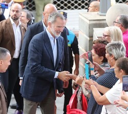 Su Majestad el Rey saluda a los vecinos que se encontraban en la entrada del Centro Cultural y de Recreo de Arafo tras la reunión mantenida con los re