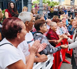 Su Majestad la Reina es saludada por los vecinos del municipio de Arafo