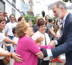 Don Felipe, tras su encuentro con los representantes de los sectores afectados por el incendio en Arafo, recibe el cariño de los vecinos del municipio