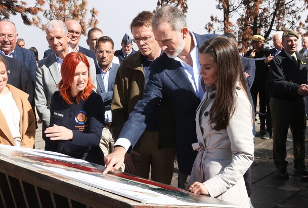 Los Reyes observan uno de los paneles informativos del alcance del incendio