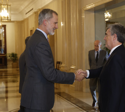 Su Majestad el Rey recibe el saludo del director general de la Guardia Civil, Leonardo Marcos González