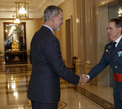Su Majestad el Rey recibe el saludo del jefe de la Secretaría de Cooperación Internacional de la Guardia Civil, general de brigada Gregorio Pérez Turi