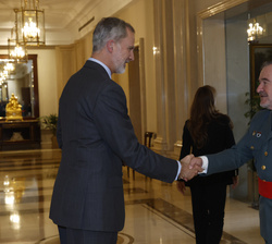 Su Majestad el Rey recibe el saludo del director adjunto operativo de la Guardia Civil, teniente general Pablo Salas Moren