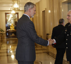 Su Majestad el Rey recibe el saludo de los comandantes y directores generales de la Asociación Internacional de Gendarmerías y Cuerpos Policiales con 