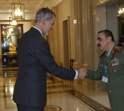 Su Majestad el Rey recibe el saludo de los comandantes y directores generales de la Asociación Internacional de Gendarmerías y Cuerpos Policiales con 