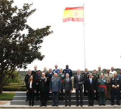 Fotografía de grupo de Su Majestad el Rey con los comandantes y directores generales de la Asociación Internacional de Gendarmerías y Cuerpos Policial