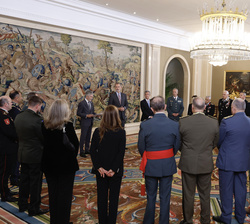 Su Majestad el Rey durante la audiencia a los comandantes y directores generales de la Asociación Internacional de Gendarmerías y Cuerpos Policiales c