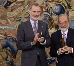Don Felipe con el galardonado Carlos Slim Helú
