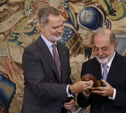 Don Felipe con el galardonado Carlos Slim Helú tras entregarle el premio