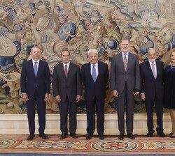 Su Majestad el Rey junto a Carlos Slim Helú y acompañante y asistentes a la entrega el "IX Premio Enrique V. Iglesias al desarrollo del Espacio E