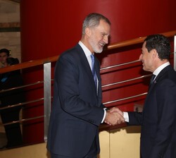 Su Majestad el Rey recibe el saludo del presidente de la Junta de Andalucía, Juan Manuel Moreno