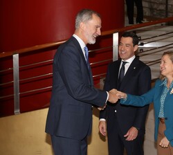 Su Majestad el Rey recibe el saludo de la vicepresidenta primera del Gobierno y ministra de Asuntos Económicos y Transformación Digital en funciones d