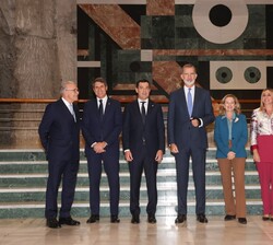 Su Majestad el Rey junto a las autoridades que le recibieron a su llegada al Palacio de Congresos de Granada